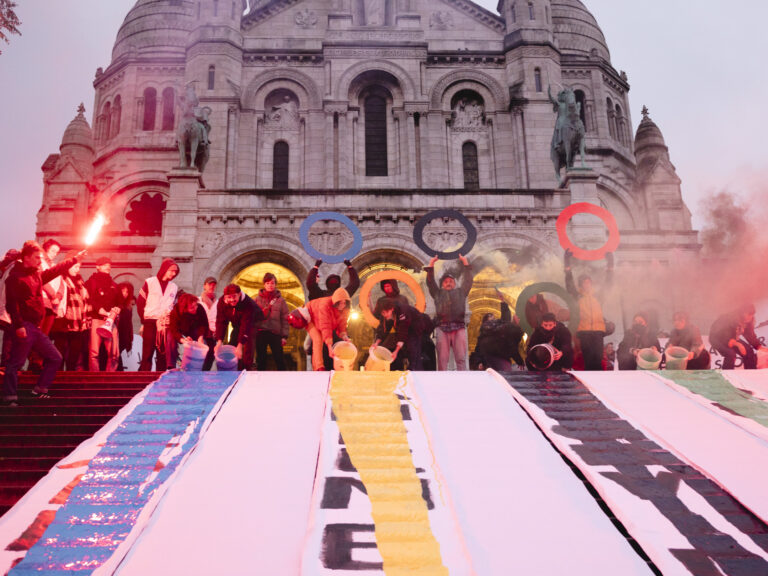 Action de visibilisation du collectif associatif Le Revers de la Medaille, pour denoncer l'exclusion des personnes en situation de precarite dans le cadre des jeux olympiques. A Montmarte, Paris. Le 15 decembre 2023. Credit Ophelie Loubat