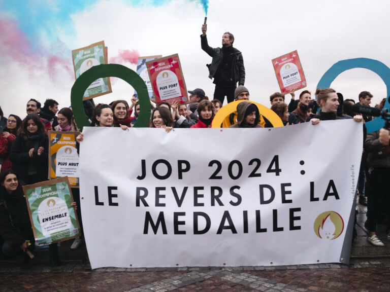 Action de visibilisation du collectif associatif Le Revers de la Medaille, pour denoncer l'exclusion des personnes en situation de precarite dans le cadre des jeux olympiques. A Montmarte, Paris. Le 15 decembre 2023. Credit Ophelie Loubat